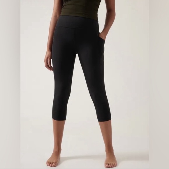 Athleta Pants - Athleta Salutation Stash Pocket Capri Leggings In Powervita In Black Size SM P